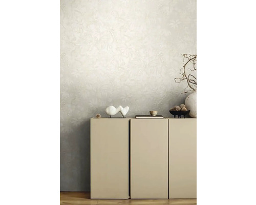 Interieur met behang met bloemenmotief en meubels