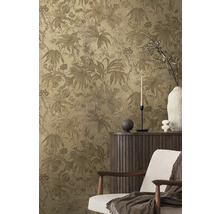 Woonkamer met bloemenbehang, dressoir en fauteuil