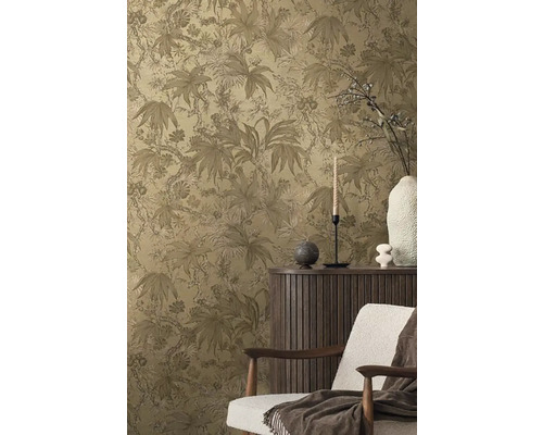 Woonkamer met bloemenbehang, dressoir en fauteuil