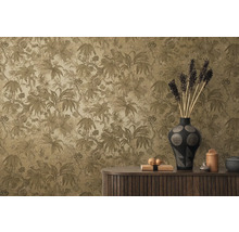 Scène met bloemenbehang, dressoir en decoratieve objecten.