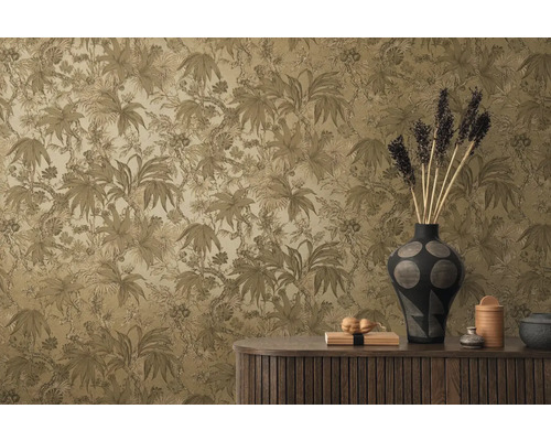 Scène met bloemenbehang, dressoir en decoratieve objecten.