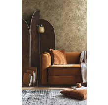 Woonkamer met gedessineerd behang, bank, kamerscherm en vloerkleed