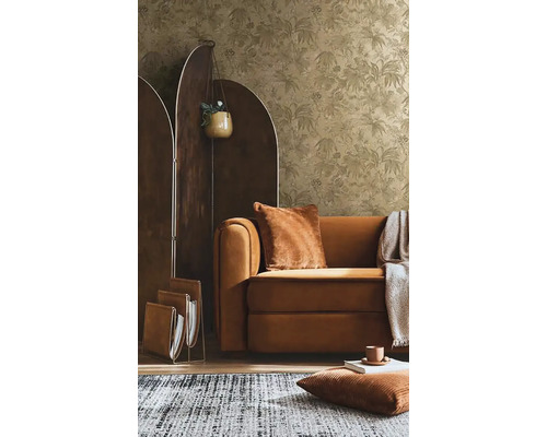 Woonkamer met gedessineerd behang, bank, kamerscherm en vloerkleed