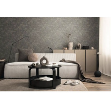 Woonkamer met bank, tafel en behang met motief voor een stijlvol interieur