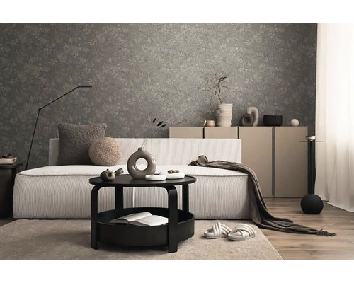 Woonkamer met bank, tafel en behang met motief voor een stijlvol interieur
