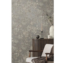 Scene met behang met botanisch patroon, dressoir en stoel