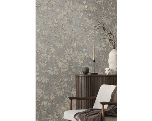 Scene met behang met botanisch patroon, dressoir en stoel
