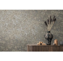 Decoratieve wand met tropisch plantenpatroon boven een houten kast met vazen en decoratieve items.