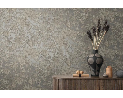 Decoratieve wand met tropisch plantenpatroon boven een houten kast met vazen en decoratieve items.