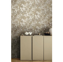Scène met een behang met botanisch patroon achter een kast.