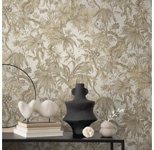 Scène met een bloemenbehang en decoratieve objecten op een tafel