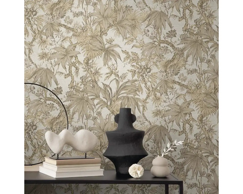 Scène met een bloemenbehang en decoratieve objecten op een tafel