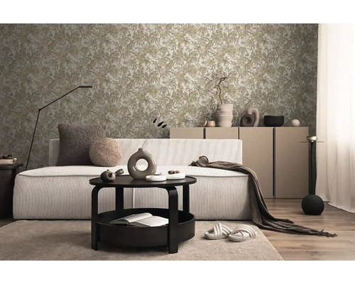 Woonkamer met bank, salontafel en bloemenbehang