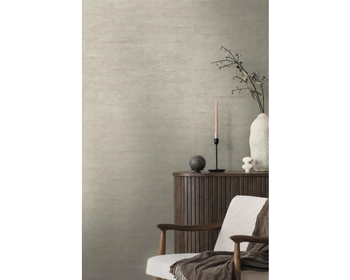 Lichte wanddecoratie met decoratieve elementen zoals kaarsen, vaas en fauteuil