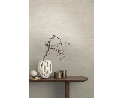 Decoratieve vaas met tak op een houten tafel voor een gestructureerde wand