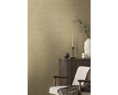 Woonkamer scène met behang, kast, decoratie en fauteuil