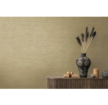 Woonkamer met textielbehang en decoratieve vaas op een houten kast