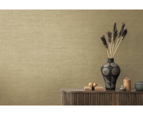 Woonkamer met textielbehang en decoratieve vaas op een houten kast