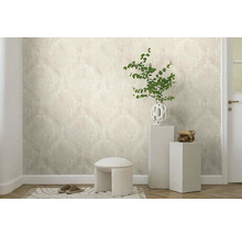Decoratieve kamer met patroonbehang, kruk, planten en woonaccessoires