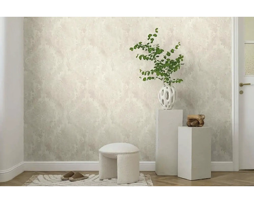 Decoratieve kamer met patroonbehang, kruk, planten en woonaccessoires