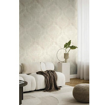 Lichte woonkamer met patroonbehang, bank, tapijt en decoratie