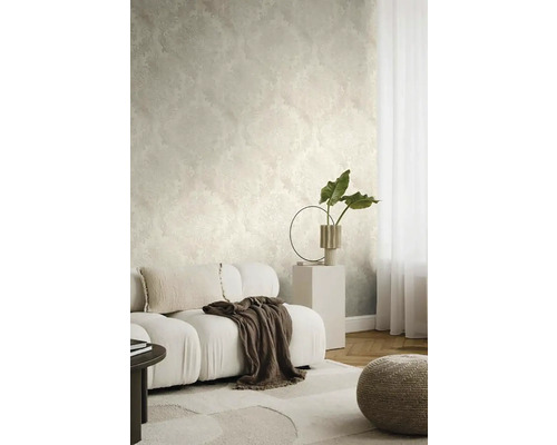 Lichte woonkamer met patroonbehang, bank, tapijt en decoratie