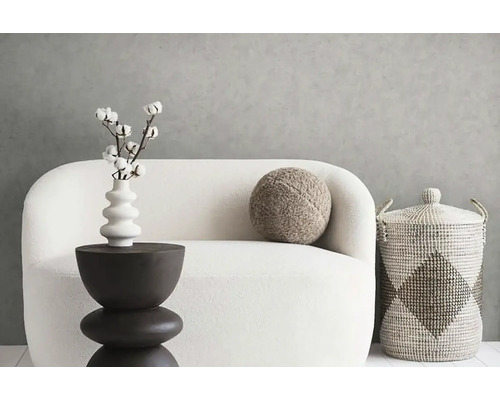 Scène met fauteuil, bijzettafel met vaas en mand