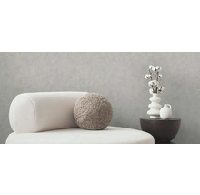 Decoratieve woonsfeer met zitmeubels, kussens en vazen op een kleine tafel