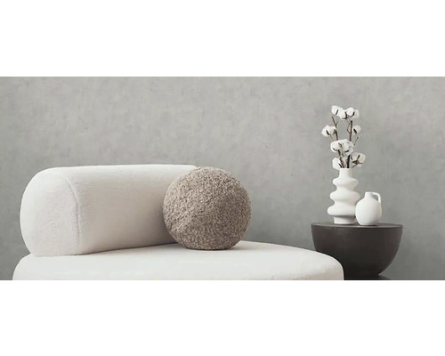 Decoratieve woonsfeer met zitmeubels, kussens en vazen op een kleine tafel