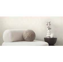 Scene met fauteuil, kussen en decoratie op een bijzettafel