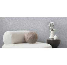 Decoratieve woonsfeer met fauteuil, kussen, vazen en katoentakken