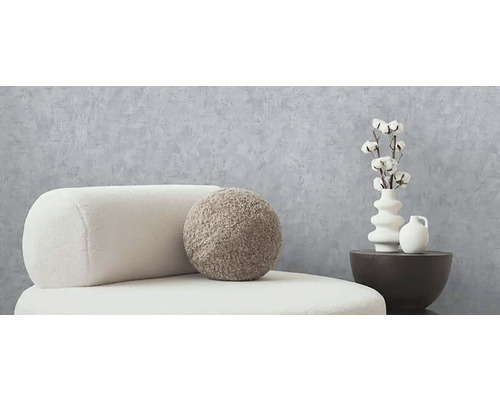 Decoratieve woonsfeer met fauteuil, kussen, vazen en katoentakken