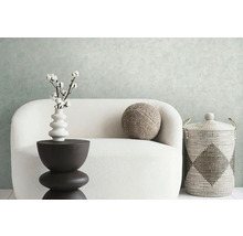 Licht interieur met fauteuil, bijzettafel, decoratie en mand