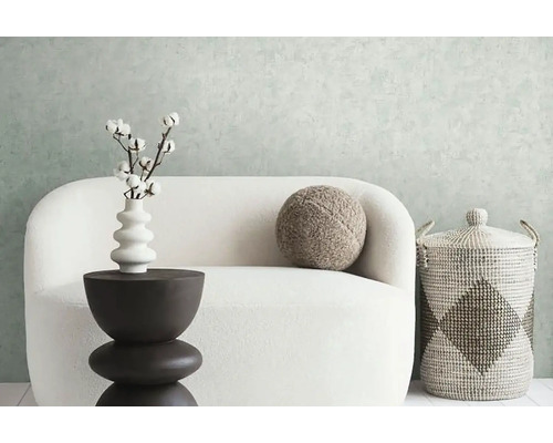 Licht interieur met fauteuil, bijzettafel, decoratie en mand