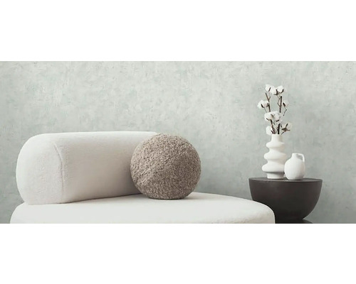 Licht interieur met stoel, decoratief kussen, vazen en katoentakken voor een stijlvolle woonsfeer