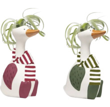 Twee decoratieve gansfiguren met sjaal en planten