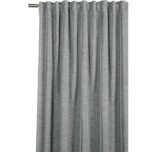 Grijs gordijn met plooibandophanging aan een gordijnroede