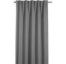 Grijs gordijn met plooibandophanging aan een gordijnroede