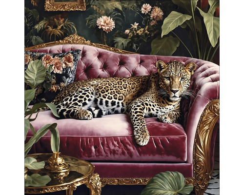 Een luipaard ligt op een rode bank voor een bloemdecoratie.