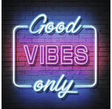 Neonreclame met de tekst Alleen goede vibes