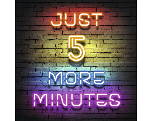 Neonreclame met de tekst Nog 5 minuten op een bakstenen muur