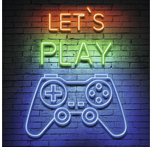 Neonafbeelding met de tekst Let's Play en een controller op een bakstenen muur