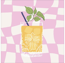 Getekend glas met drank, ijsblokjes, rietje en plantentak