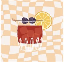 Getekend glas met drank, ijsblokjes, bramen en citroenschijf