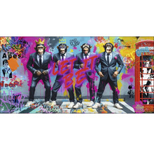 Decoratieve muurschildering met vier apen in pak voor een kleurrijke achtergrond met graffiti en een telefooncel