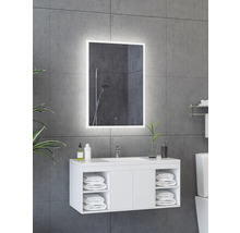 Moderne badkamer met wastafelonderkast, handdoeken en verlichte spiegel