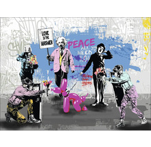 Wandschildering met personen, dieren en de tekst 'Love is the answer'