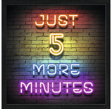 Ingelijste wanddecoratie met neonletters Just 5 More Minutes voor een bakstenen muur