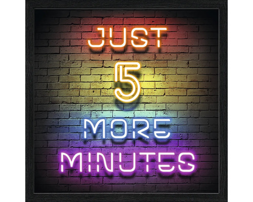 Ingelijste wanddecoratie met neonletters Just 5 More Minutes voor een bakstenen muur