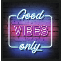 Decoratieve wanddecoratie met de tekst Good Vibes Only voor een bakstenen muur